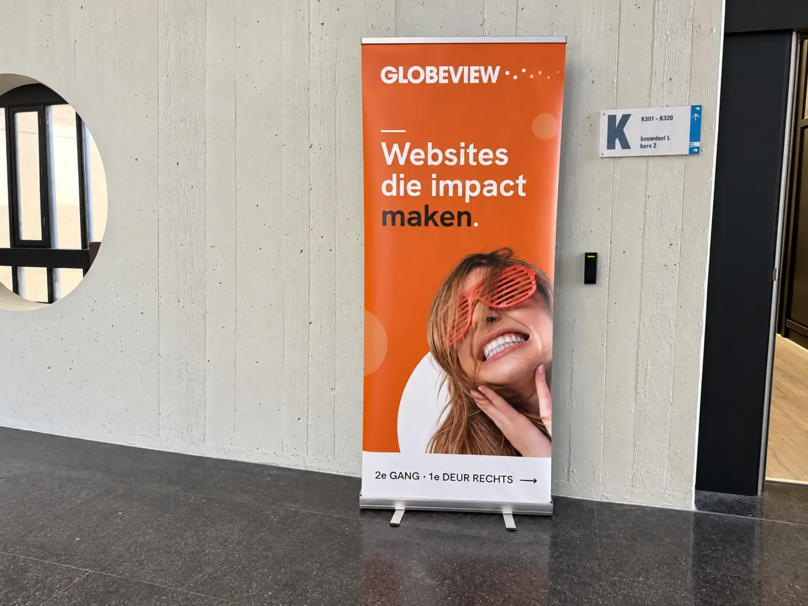 Roll-up banner van Globeview Webdesign in de gang van Carbon6