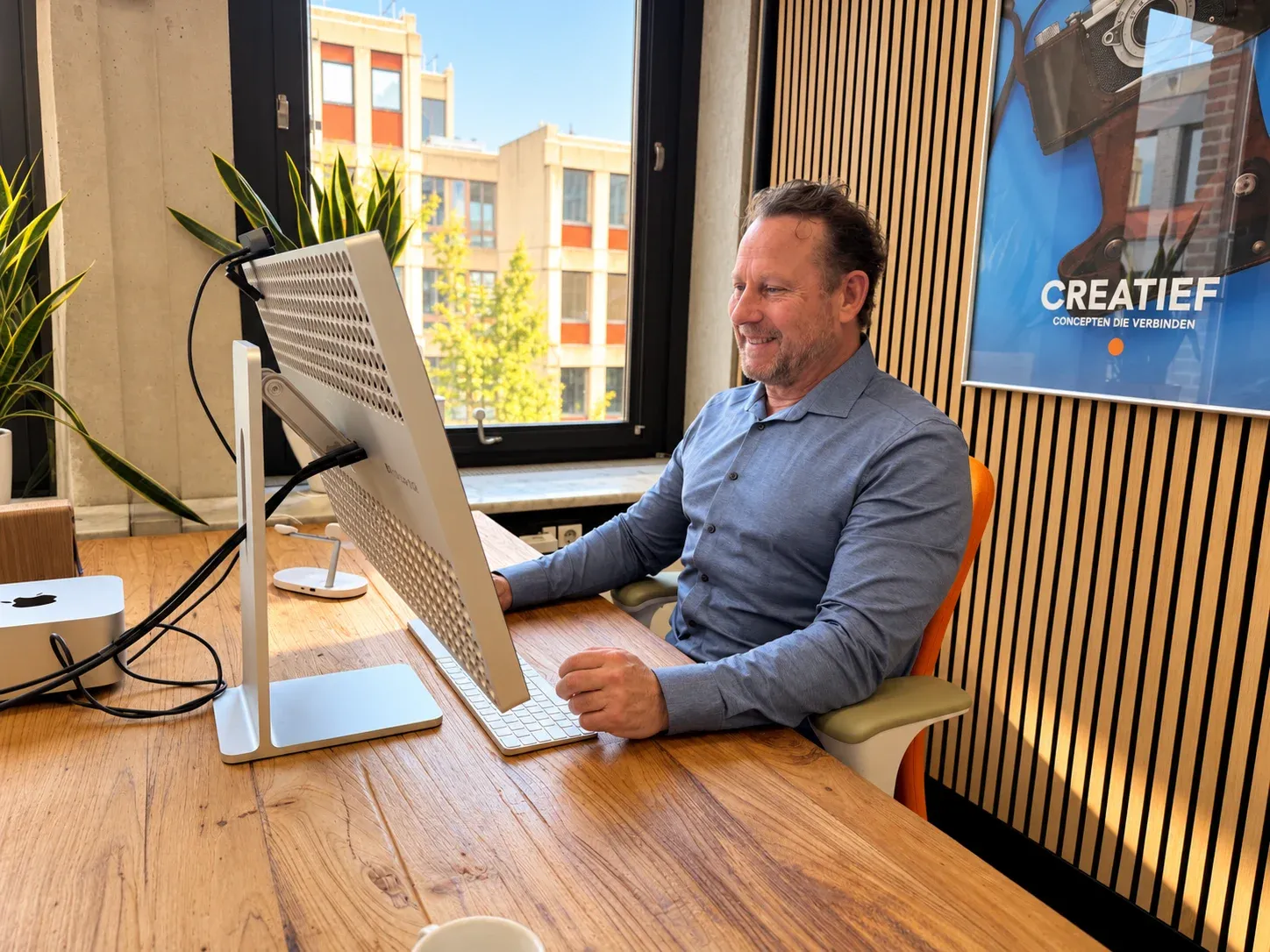 Dennis, oprichter van Globeview Webdesign, aan zijn bureau in Carbon6