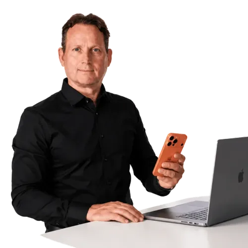 Dennis van Globeview met laptop en telefoon