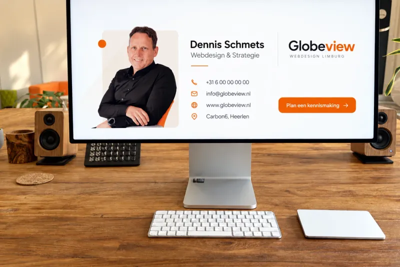 Een e-mailhandtekening van Globeview op een beeldscherm: foto van Dennis Schmets, contactgegevens, logo en een knop om een kennismaking te plannen