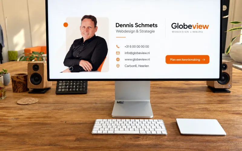Een e-mailhandtekening van Globeview op een beeldscherm: foto van Dennis Schmets, contactgegevens, logo en een knop om een kennismaking te plannen