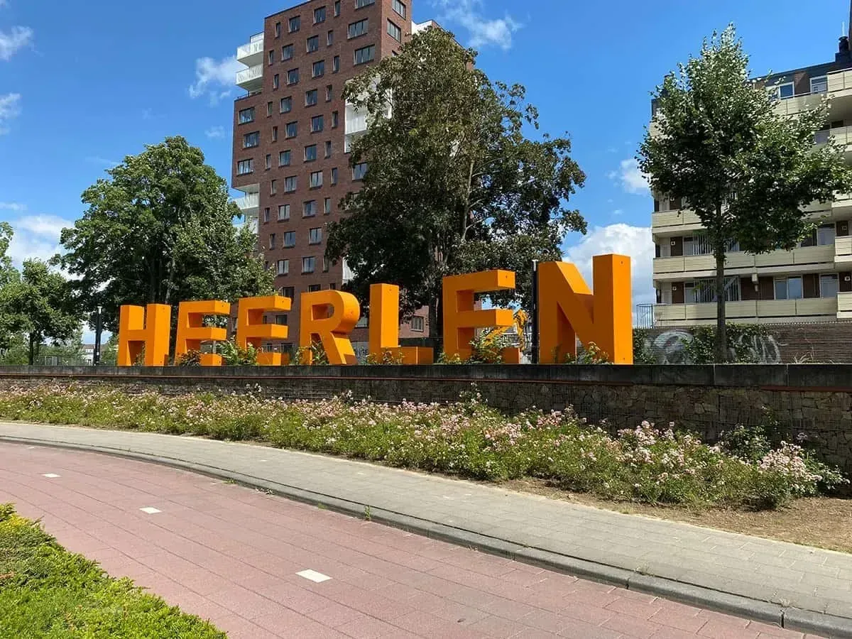 Letters HEERLEN bij het kantoor van Globeview Webdesign