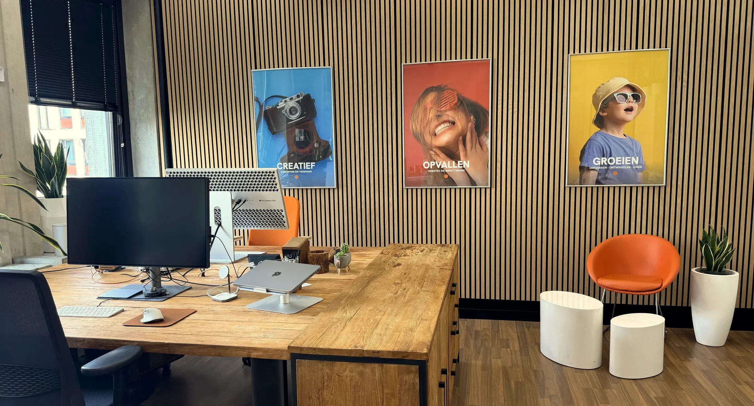 Het kantoor van Globeview Webdesign in Carbon6, Heerlen, met de posters Creatief, Opvallen en Groeien