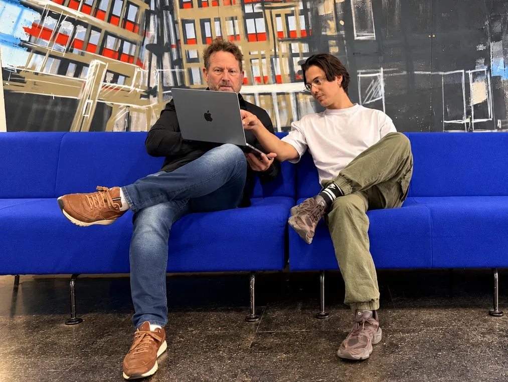 Dennis en Julian overleggen op de blauwe bank in de hal van Carbon6