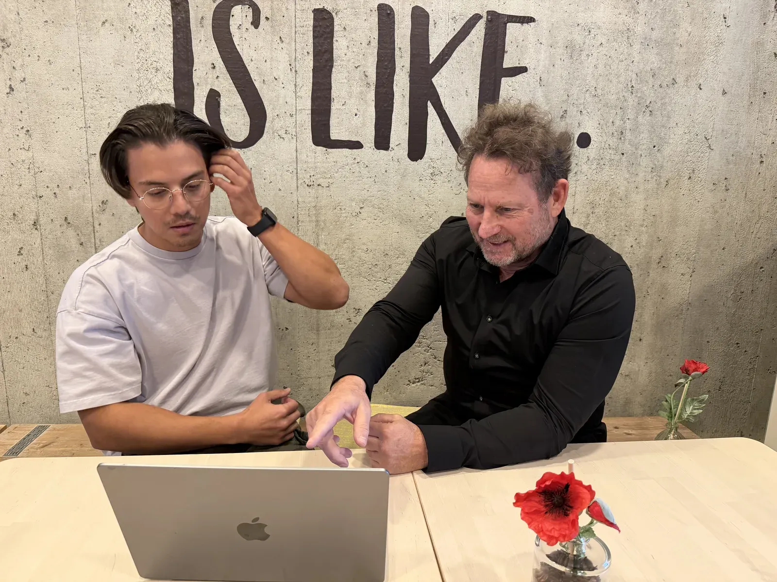 Dennis en Julian van Globeview Webdesign werken samen aan een website op de laptop